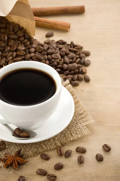 Tasse Kaffee mit Bohnen und Papier — Stockfoto