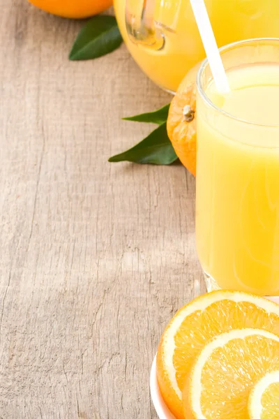 Апельсиновый сок и стекло на дереве — стоковое фото