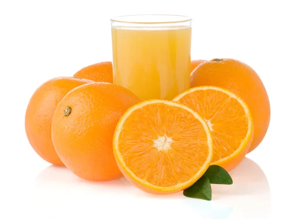 Sucul de portocale în sticlă și felii izolate pe alb — Fotografie, imagine de stoc