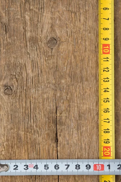Мера ленты на текстуре дерева — стоковое фото