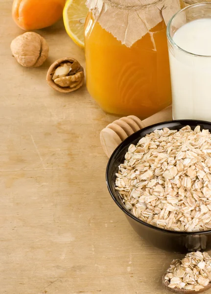 Cereales y alimentos saludables en madera — Foto de Stock