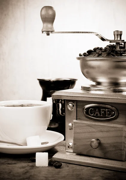 Tasse Kaffee, Bohnen und Mühle — Stockfoto