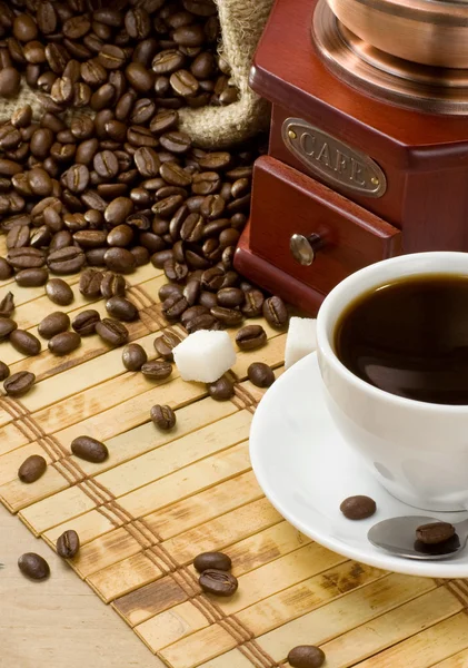 Kopje koffie en grinder — Stockfoto