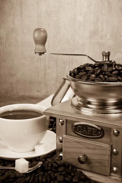 Cup of coffee, beans and grinder — Stock Photo, Image