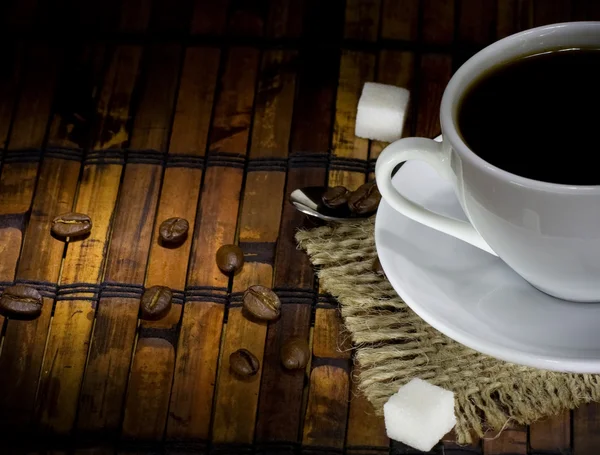 Šálek kávy a fazole v pytli — Stock fotografie