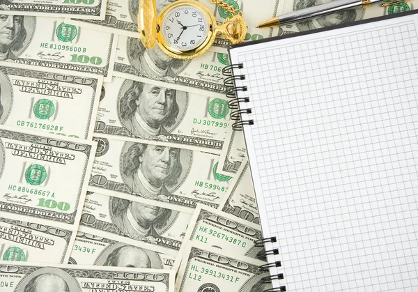 Notizbuch, Stift und Armbanduhr auf Dollar — Stockfoto