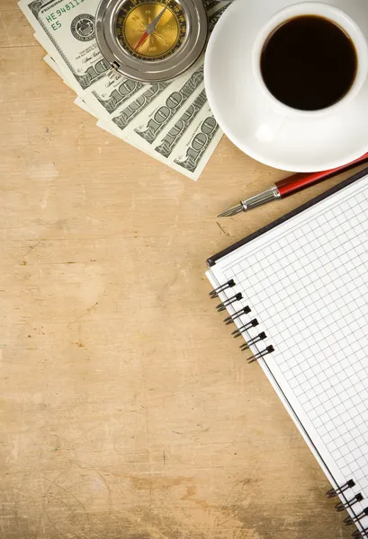 Notebook en koffie met dollar — Stockfoto