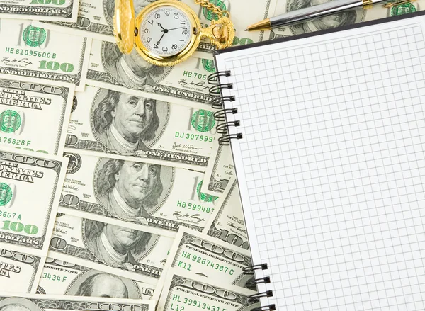 Dólares, cuaderno con reloj y pluma —  Fotos de Stock