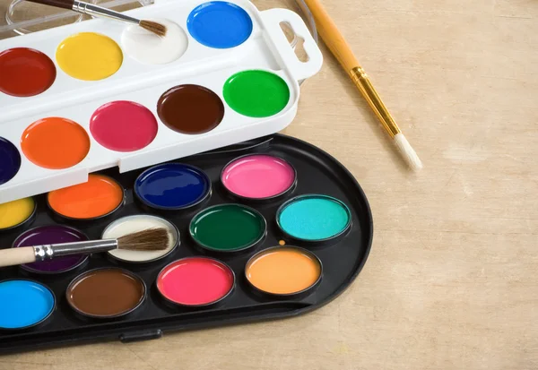 Paint brush och målare palett — Stockfoto