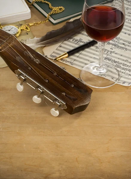 Gitara, kieliszek wina i Uwaga — Zdjęcie stockowe