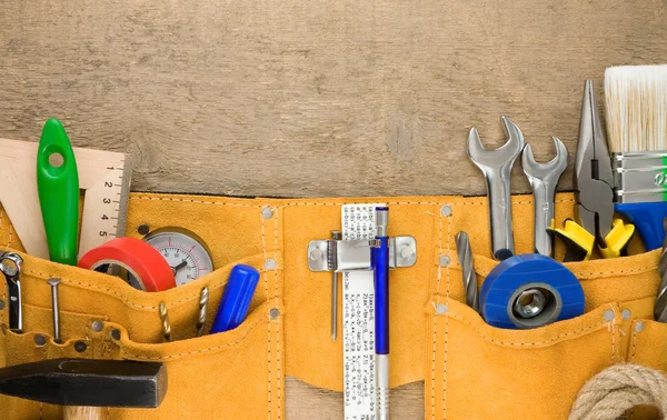 Set di utensili in cintura su legno — Foto Stock