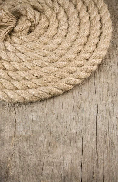 Cuerdas de barco sobre fondo de madera — Foto de Stock