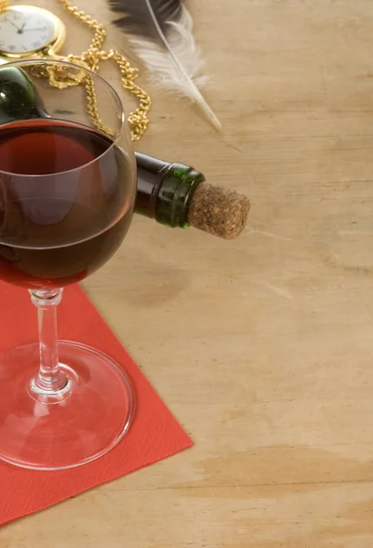 Ποτήρι κόκκινο κρασί και το μπουκάλι σε ξύλο — Φωτογραφία Αρχείου