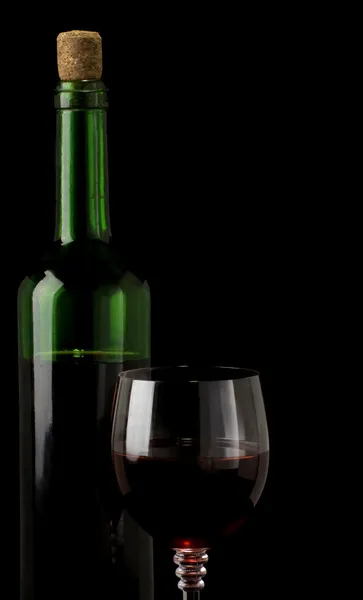 Copa de vino tinto aislado en negro —  Fotos de Stock