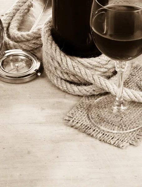 红酒和瓶子的杯子 — 图库照片