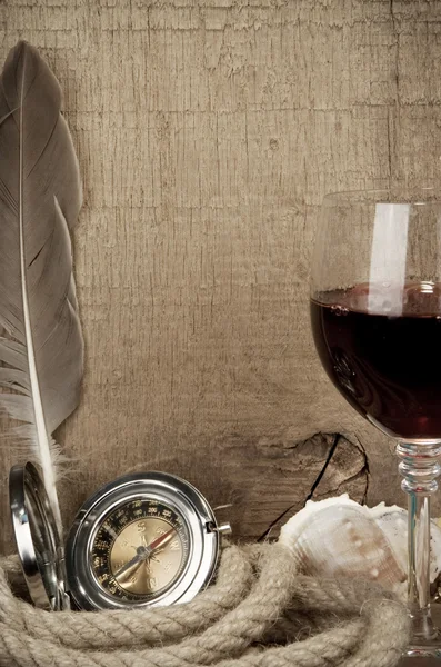 Copo de vinho tinto e garrafa — Fotografia de Stock