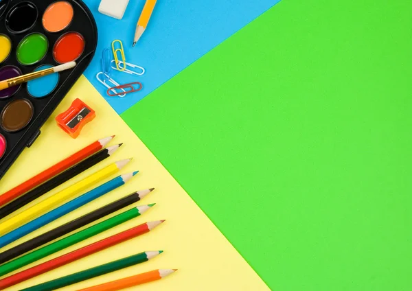 Voltar para a escola em papel colorido — Fotografia de Stock
