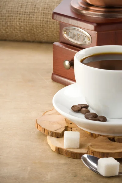 Šálek kávy a brusky — Stock fotografie
