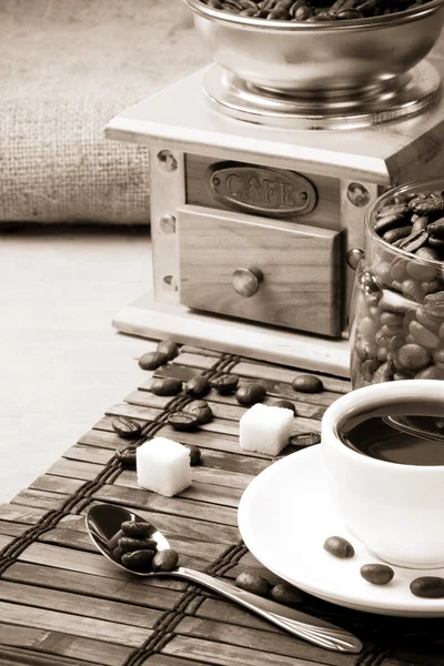 杯咖啡和磨床φλιτζάνι καφέ και μύλος — Φωτογραφία Αρχείου