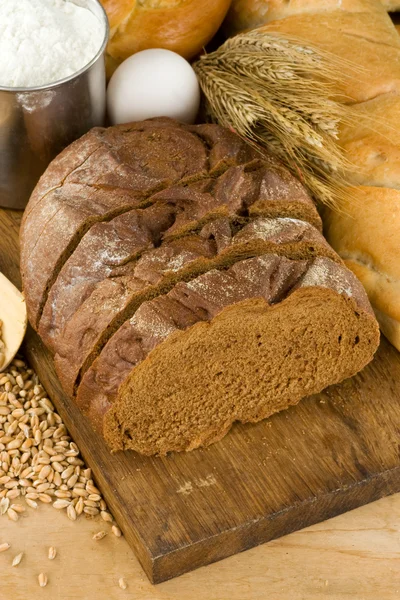 Pan y productos de panadería sobre madera — Foto de Stock