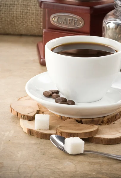 Tasse Kaffee, Kanne und Mühle — Stockfoto