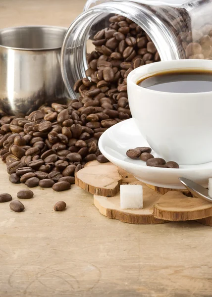 Tazza di caffè e pentola con fagioli — Foto Stock