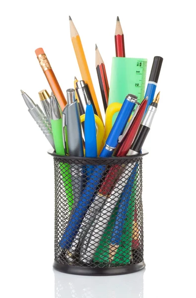 Kalem ve kalemle dolu bir tutucu — Stok fotoğraf