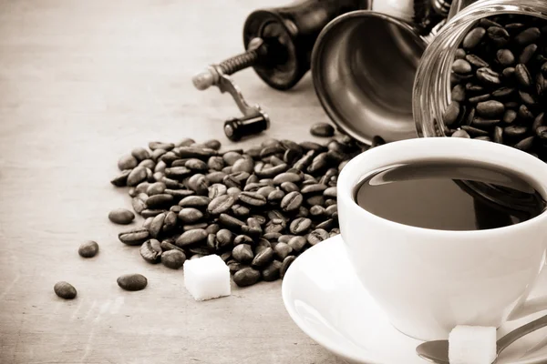 Чашка кофе и мясорубка с бобами — стоковое фото