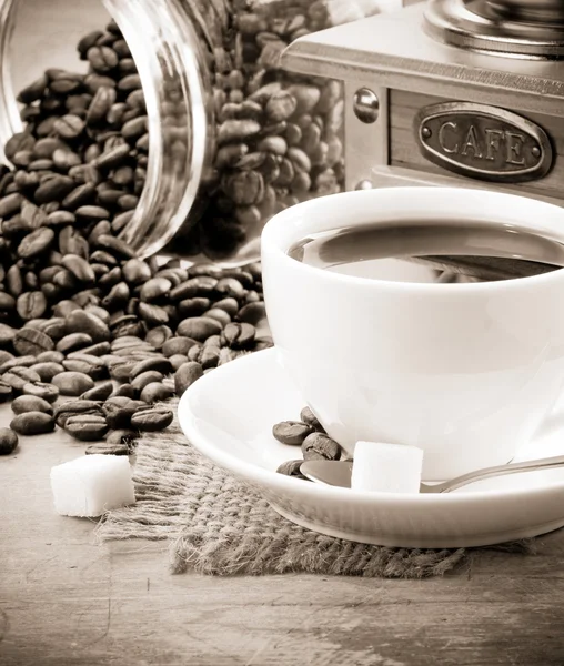 Tazza di caffè e macinino con fagioli — Foto Stock
