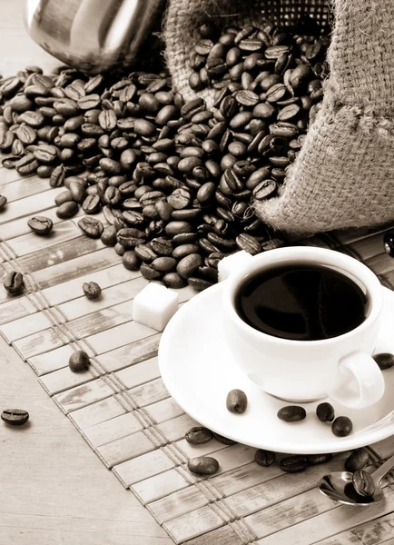 Fincan kahve ve kavrulmuş fasulye — Stok fotoğraf