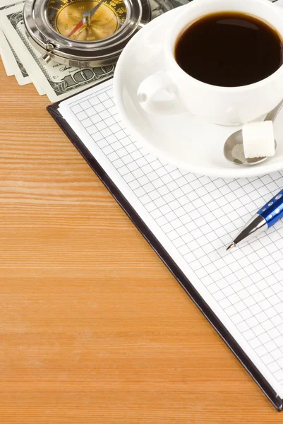 Notebook en koffie met dollar — Stockfoto