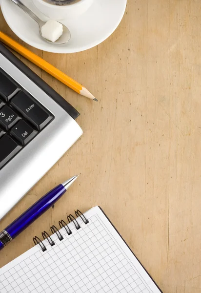 Datorns tangentbord, anteckningsboken och kaffe — Stockfoto
