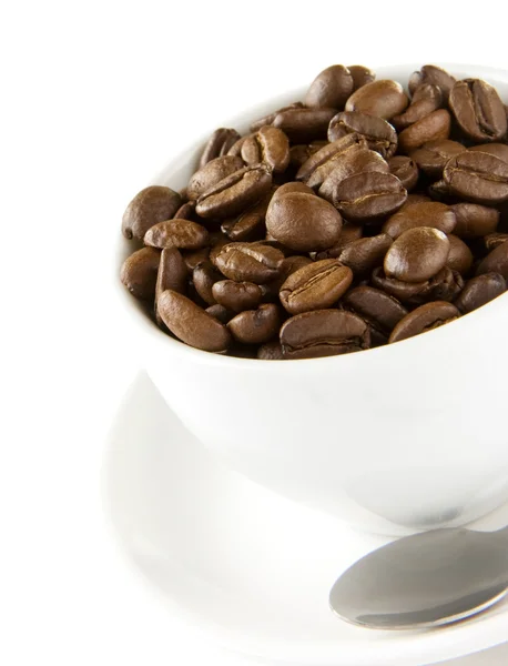 Чашка кофе и бобы на белом — стоковое фото
