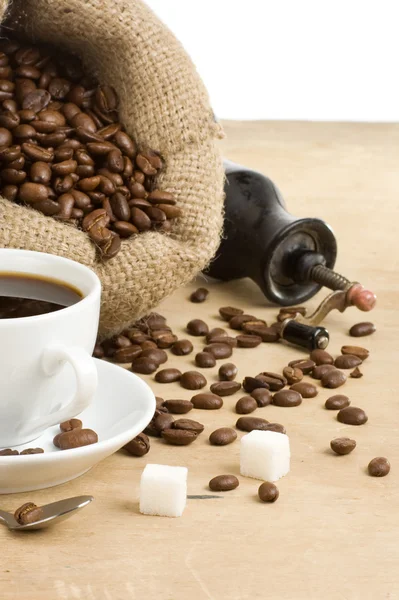 Šálek kávy a mlýnek s fazolemi — Stock fotografie