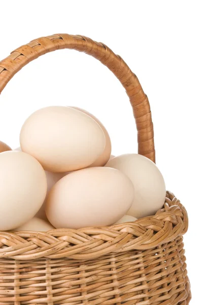 Яйца и корзина изолированы на белом — стоковое фото