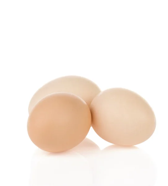 Eieren geïsoleerd op wit — Stockfoto