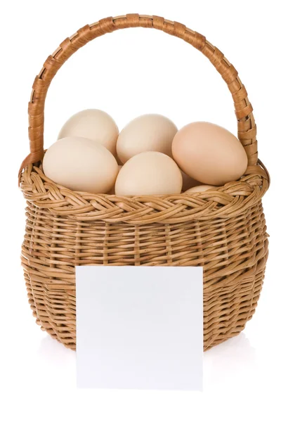 Αυγά και καλάθι που απομονώνονται σε λευκό — Φωτογραφία Αρχείου