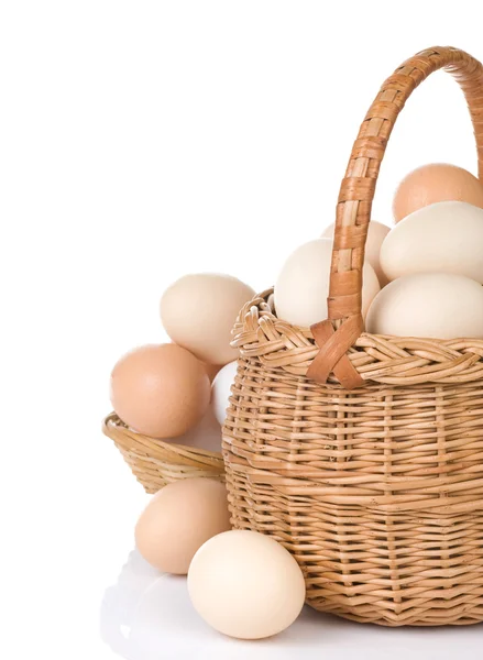 Uova e cesto isolati su bianco — Foto Stock
