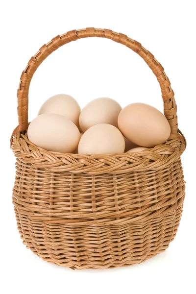 Αυγά και καλάθι που απομονώνονται σε λευκό — Φωτογραφία Αρχείου