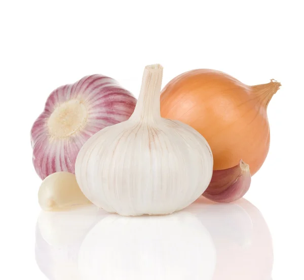 Garlics a cibule izolovaných na bílém — Stock fotografie