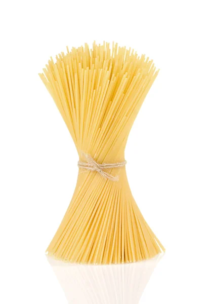 Pasta spaghetti isolerad på vit — Stockfoto