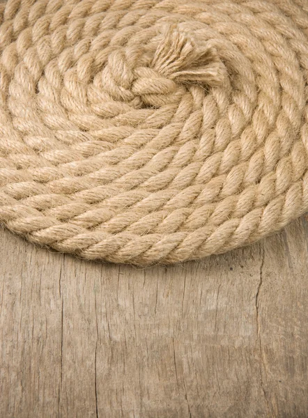 Cuerdas y nudo de barco sobre madera — Foto de Stock