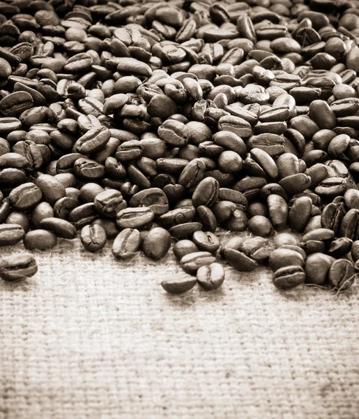 Koffie bonen op zak jute — Stockfoto