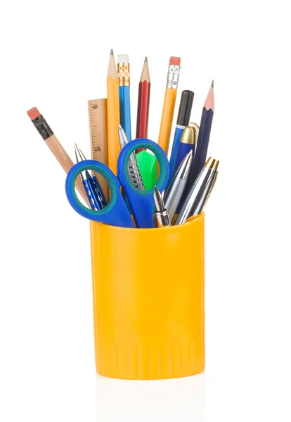 Kalem ve kalemle dolu bir tutucu — Stok fotoğraf