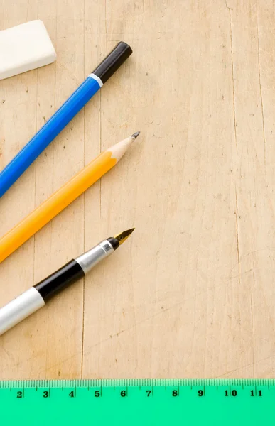 钢笔、 铅笔和尺子 — 图库照片