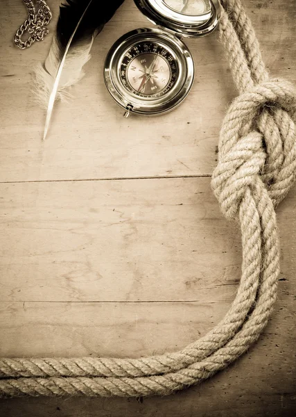 Schip touwen en kompas op woo — Stockfoto