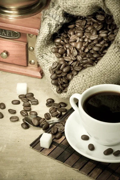 Csésze kávé és daráló — Stock Fotó