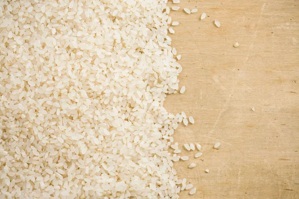 Рисове зерно і дерев'яний фон — стокове фото