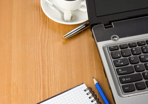 Notebook laptop, café e caneta azul — Fotografia de Stock