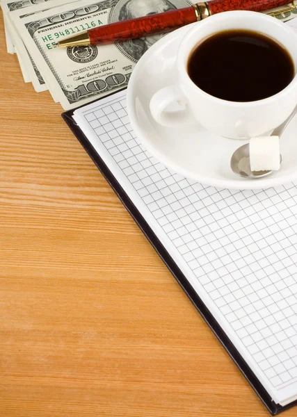 Filiżankę kawy i Notatnik rezygnować Dolar — Zdjęcie stockowe